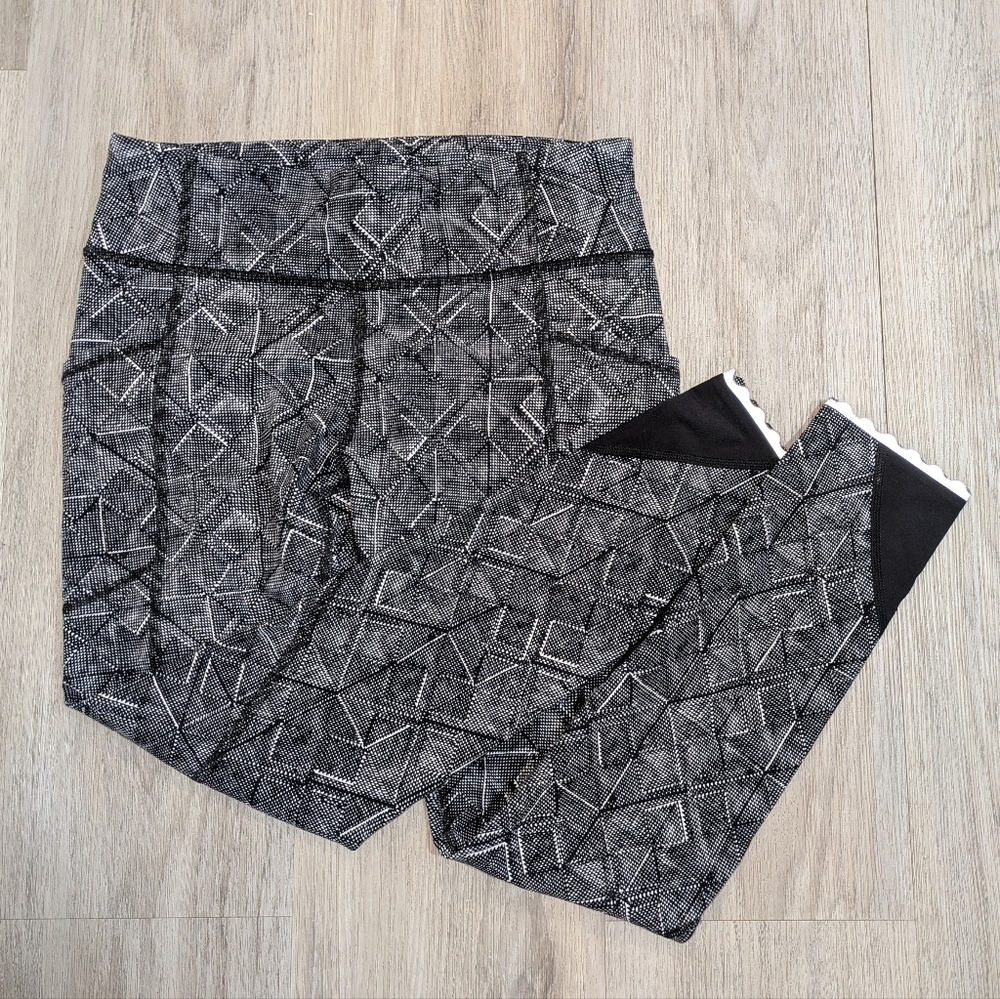 Lululemon Cropped Leggings Geometric Print Black/White - Size 6